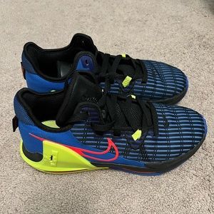 LeBron Witness 6 Kids basketball shoes